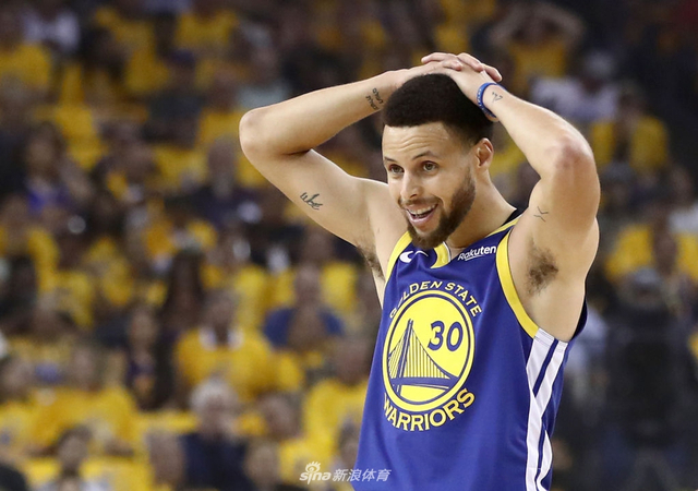 双手抱头的库里