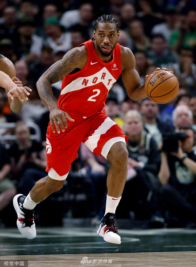 莱昂纳德运球推进