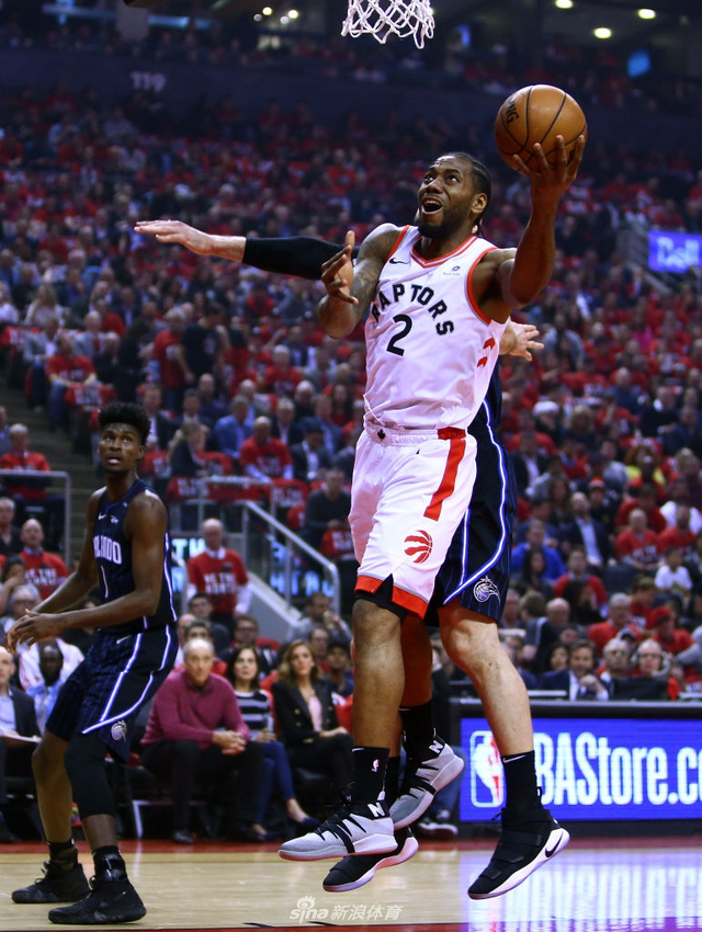 莱昂纳德冲击篮下