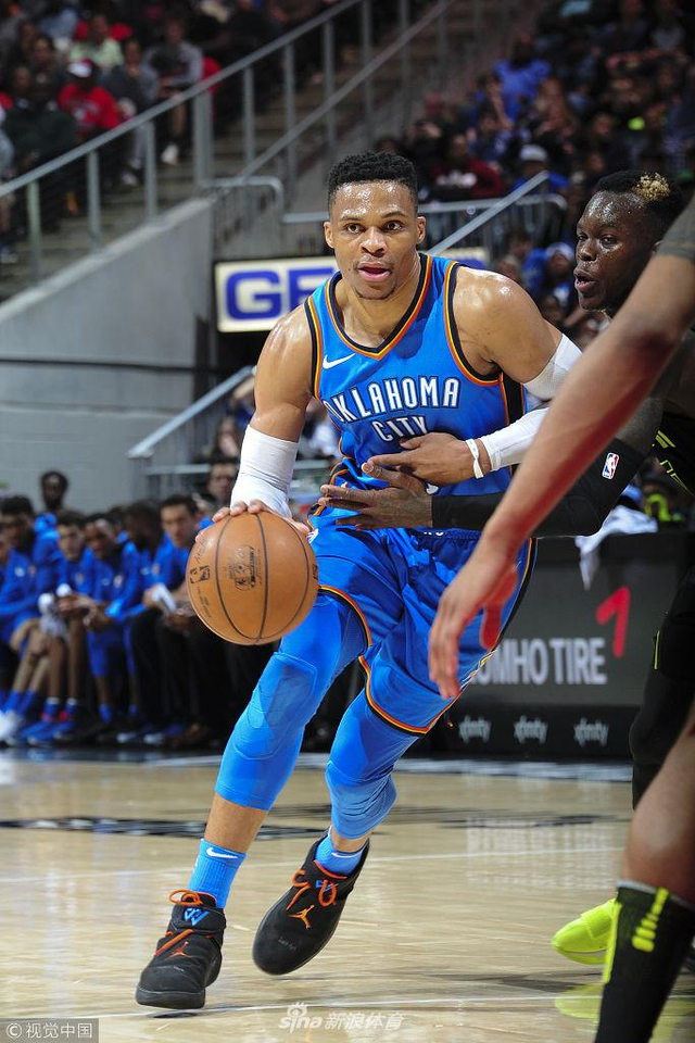 威少出生于加利福尼亚州洛杉矶长滩地区,在威少上高中一年级他的身高