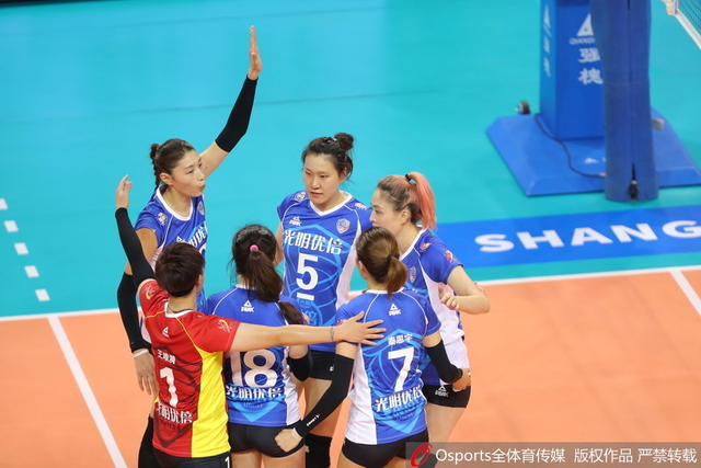 上海女排庆祝胜利