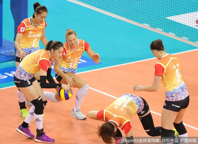 北汽女排救球