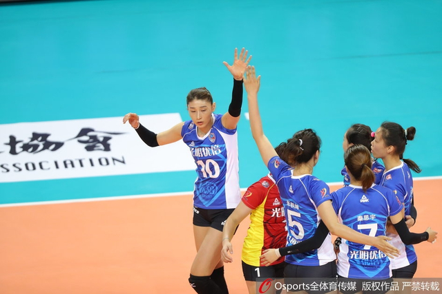 金软景和对手击掌