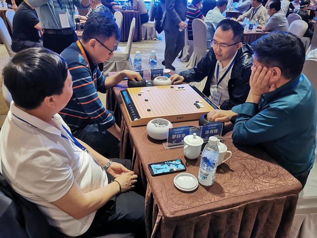 高清-全国新闻媒体围棋赛首轮激战 联棋对决考验默契