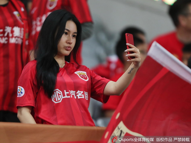 上港美女球迷自拍