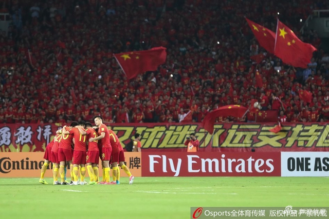 国足球员抱团打气