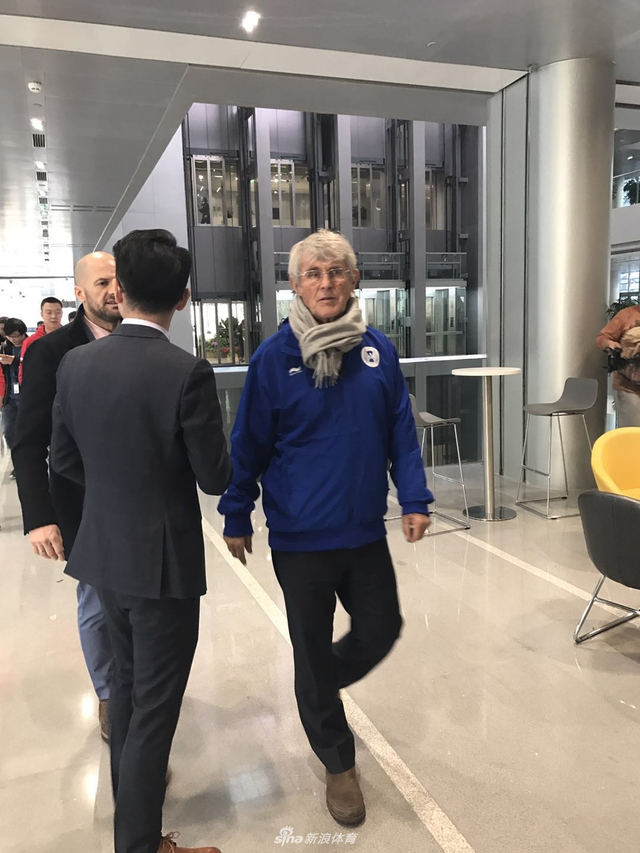 卡塔尔足球大使米卢造访新浪