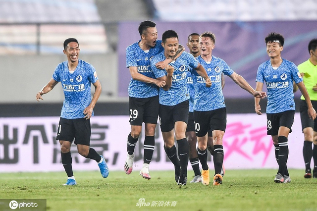 王耀鹏与队友庆祝