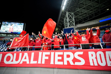 输赢都爱你！中国球迷现场助威国足