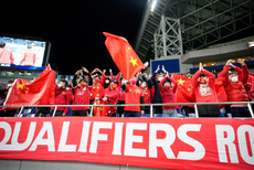 输赢都爱你！中国球迷现场助威国足