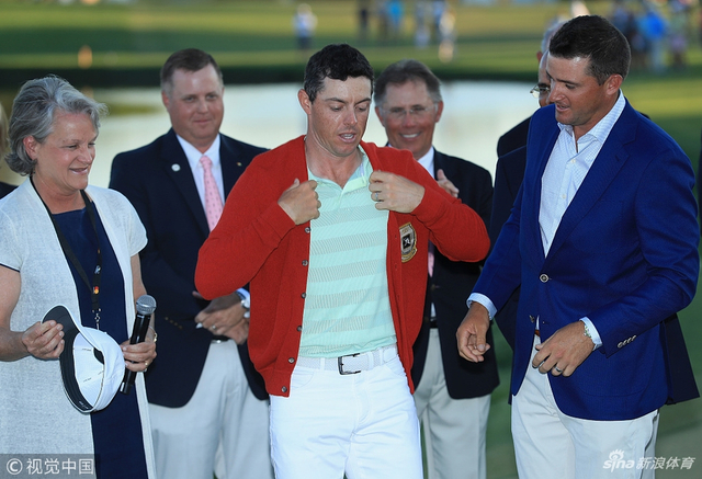 披上冠军红夹克