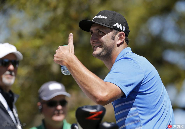 拉姆给自己竖大拇指？