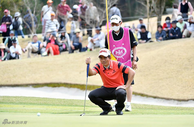 梁文冲专心看线