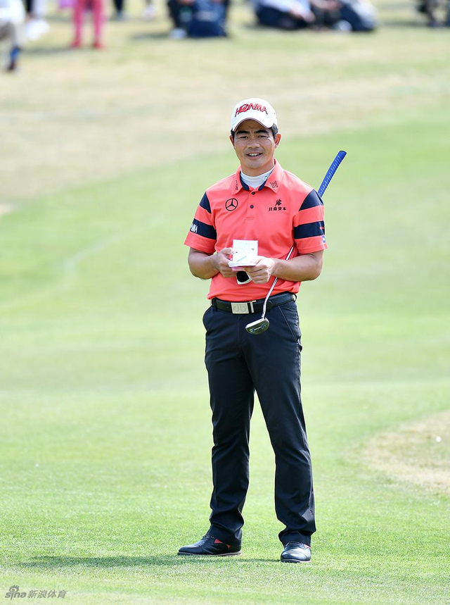 梁文冲神态放松