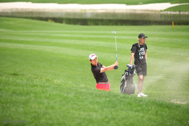 李劲松沙坑救球