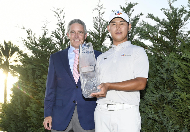 美巡赛主席莫纳汉与金时沅。Stan Badz/PGA TOUR