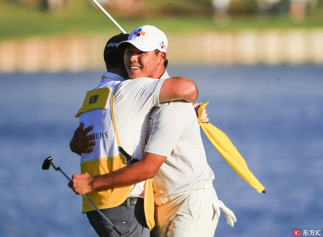 与球童激情相拥