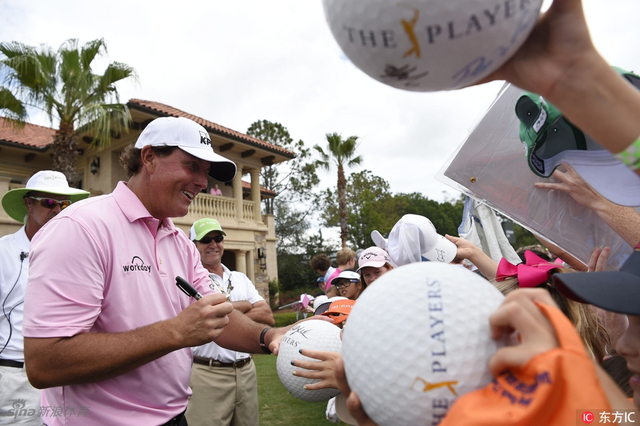 老米为粉丝签名