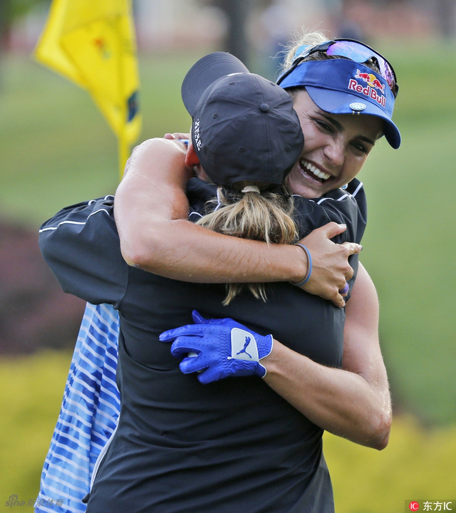 汤普森与克里斯蒂-科尔拥抱