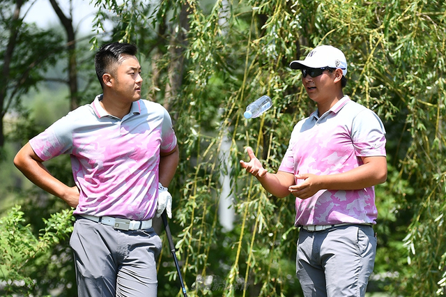 曹一与袁也淳交流(摄影: 王述)