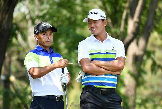 吴伟煌与吴阿顺交流(摄影: 王述)