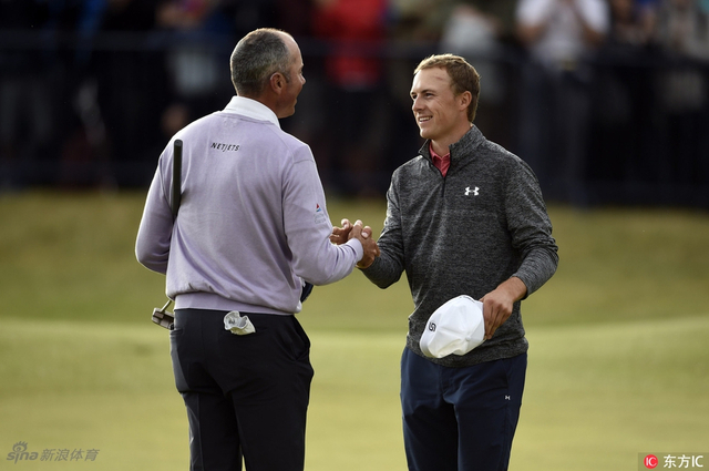 斯皮思与库查尔握手