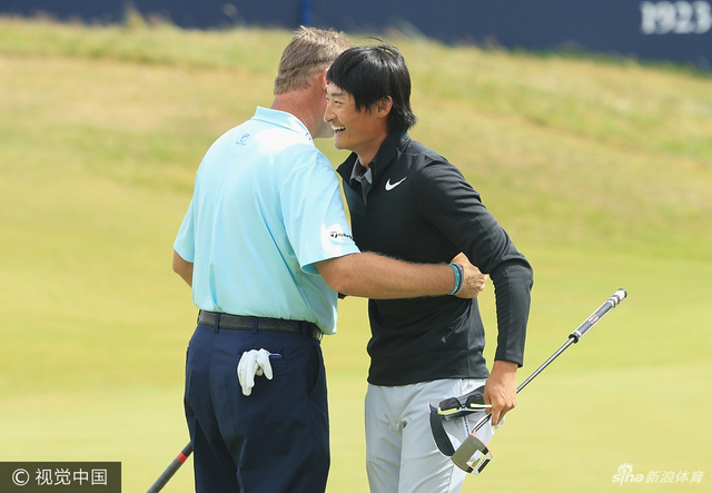 李昊桐与埃尔斯拥抱