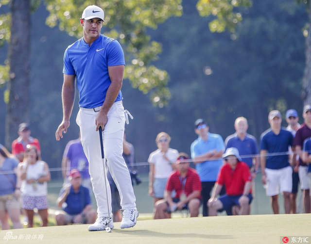 科普卡在果岭上