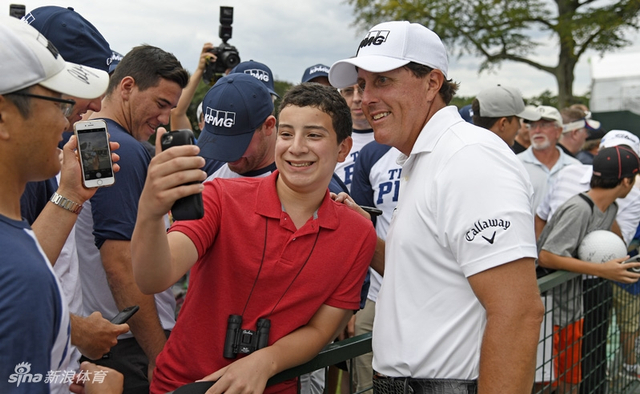 球迷与米克尔森合影