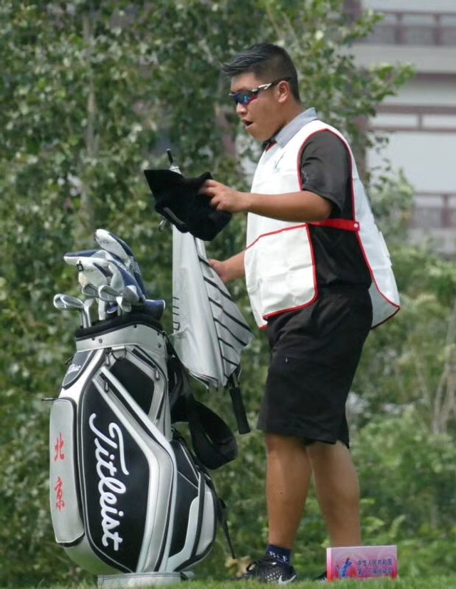 球员杨伊农客串石昱婷球童