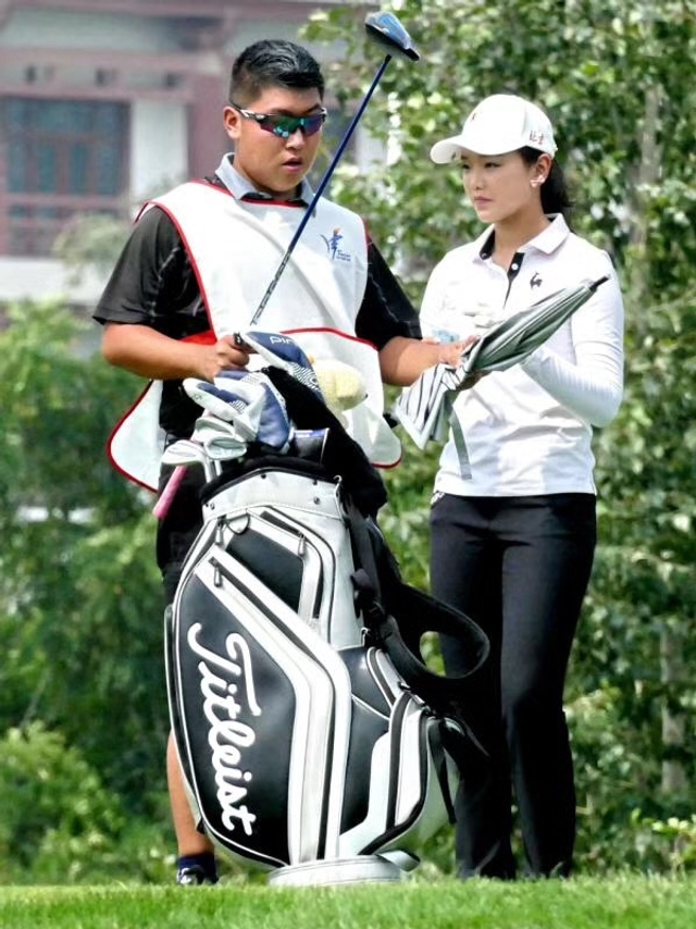 石昱婷与球童杨伊农