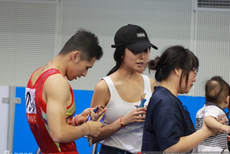 张成龙夺冠妻女现场享受荣耀