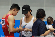 张成龙夺冠妻女现场享受荣耀