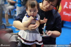 张成龙夺冠妻女现场享受荣耀