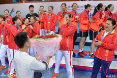 浪漫！女子手球冠军被男友现场求婚