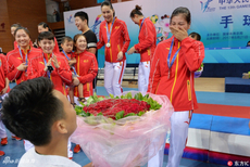 浪漫！女子手球冠军被男友现场求婚