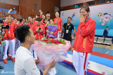 浪漫！女子手球冠军被男友现场求婚