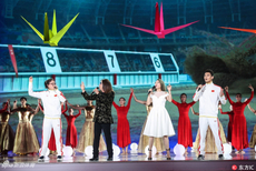 傅园慧徐嘉余闭幕式登台献唱