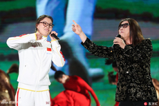 傅园慧徐嘉余闭幕式登台献唱