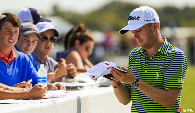 托马斯为球迷签名