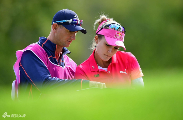 汤普森与球童交流