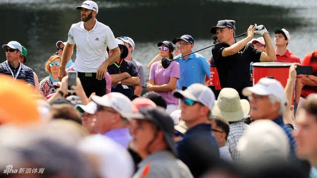 达斯汀注视斯皮思开球