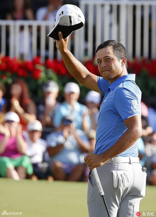 谢奥菲勒向球迷致意