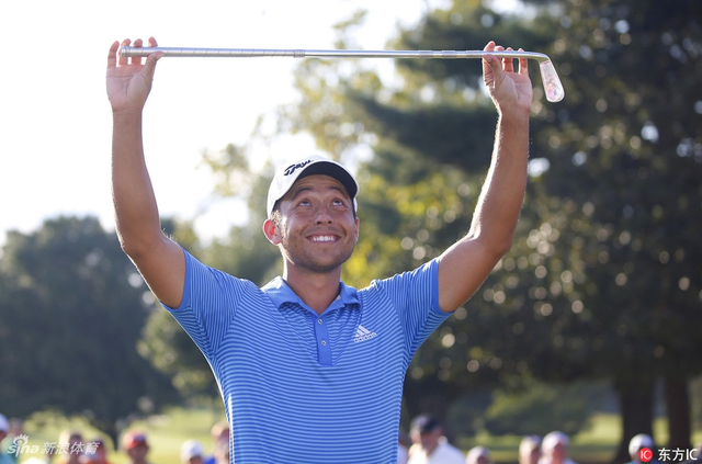 谢奥菲勒捧起巡回锦标赛奖杯