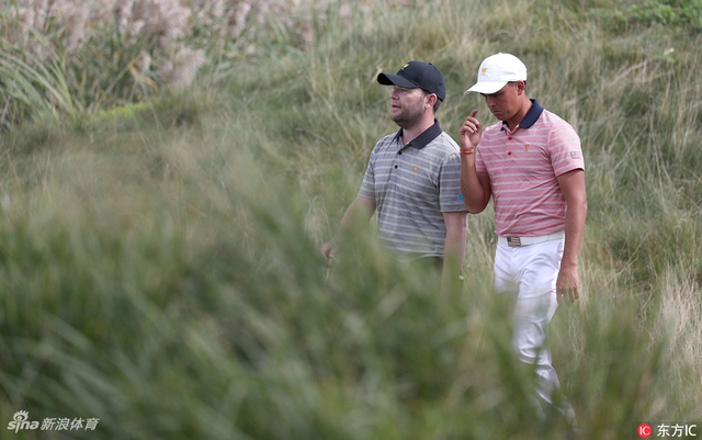 福勒与对手格雷斯交流