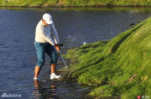 金时沅穿鞋下水