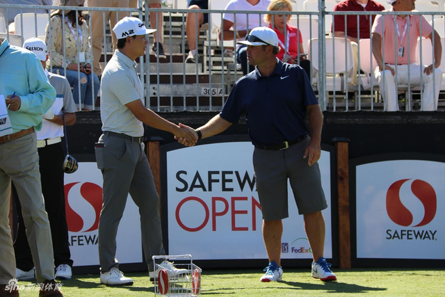 张新军与同组球童握手