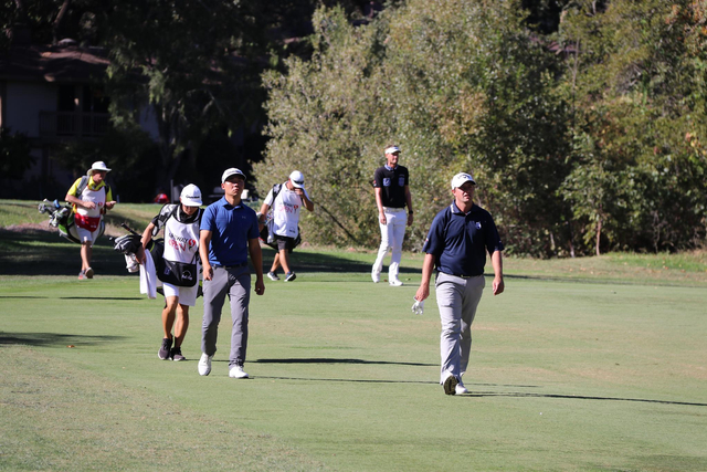 张新军走在球道上