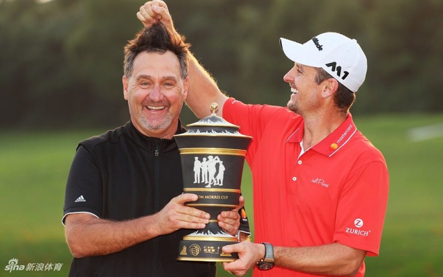 罗斯与球童庆祝