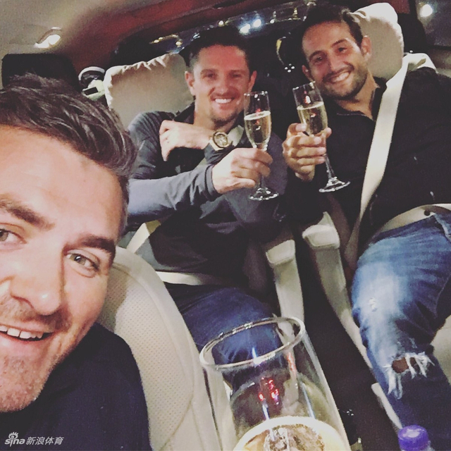 罗斯在飞机上与列维庆祝